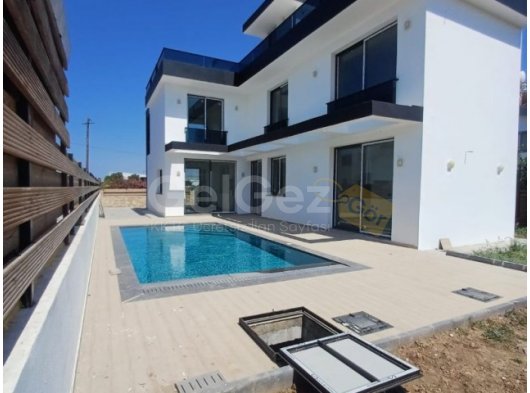 Girne/Ozanköy’de Dağ ve Deniz Manzaralı Sıfır 4+1 Lüks Villa / +905338610484