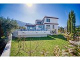 Girne Bellapais Bölgesinde Satılık Özel Tasarım, Türk Malı, Tripleks, Kesintisiz Deniz Manzaralı Lüks Villa