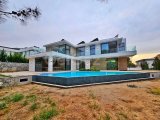 Girne Bellapais'te Satılık Özel Tasarımlı 4+1 Havuzlu Lüks Villa