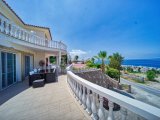 Kıbrıs Girne Esentepe'de Satılık Tam Deniz Manzaralı 4+1 Havuzlu Villa
