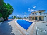 Kıbrıs Girne Esentepe'de Satılık Tam Deniz Manzaralı 4+1 Havuzlu Villa