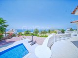 Kıbrıs Girne Esentepe'de Satılık Tam Deniz Manzaralı 4+1 Havuzlu Villa