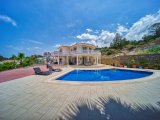 Kıbrıs Girne Esentepe'de Satılık Tam Deniz Manzaralı 4+1 Havuzlu Villa