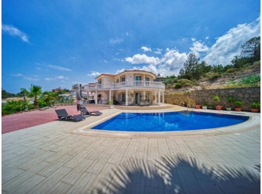 Kıbrıs Girne Esentepe'de Satılık Tam Deniz Manzaralı 4+1 Havuzlu Villa