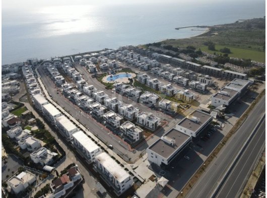 İskele, Kıbrıs'ta deniz sıfır ve dağ manzaralı, satılık 1+1 loft daire
