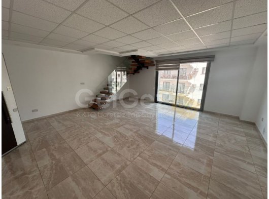 Girne Merkez, Lord Palace Yakınında Kiralık Ticari İzinli Dubleks Ofis 1.050 STG / +905338202346  
