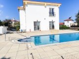 Kıbrıs Girne Bellapais'te Özel Havuzlu ve Geniş Kullanım Alanlı Kiralık 3+1 Villa