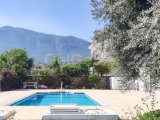 Kıbrıs Girne Bellapais'te Özel Havuzlu ve Geniş Kullanım Alanlı Kiralık 3+1 Villa