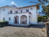 Kıbrıs Girne Bellapais'te Özel Havuzlu ve Geniş Kullanım Alanlı Kiralık 3+1 Villa