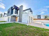Girne Çatalköy Bölgesinde Denize Yürüme Mesafesinde Kiralık Lüks Villa