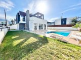 Girne Çatalköy Bölgesinde Denize Yürüme Mesafesinde Kiralık Lüks Villa