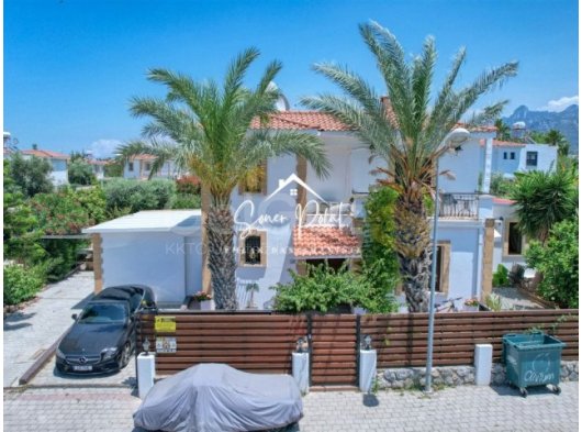 Girne Merkezinde Satılık Özel Konumlu 4+2 Villa