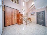 Girne Merkezinde Satılık Özel Konumlu 4+2 Villa