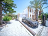 Girne Merkezinde Satılık Özel Konumlu 4+2 Villa