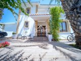 Girne Merkezinde Satılık Özel Konumlu 4+2 Villa