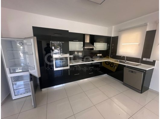 Girne'de Merkez, Pasha Otelin Yanında Ticari İzinli Kiralık 2+1 Ofis 2.000 STG / +905338202343