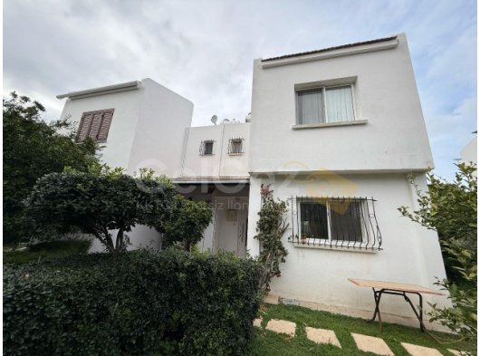 Girne Karaoğlanoğlu'nda Havuzlu Sitede Kiralık 3+1 Twin Ev