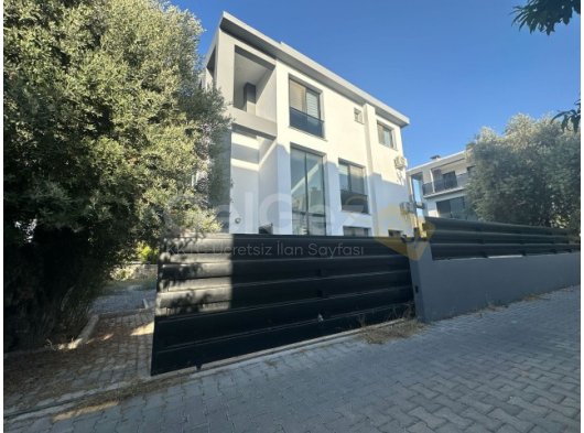 Girne Ozanköy, Çok Temiz 4+1 Triplex Villa 2000 STG / +905338202346