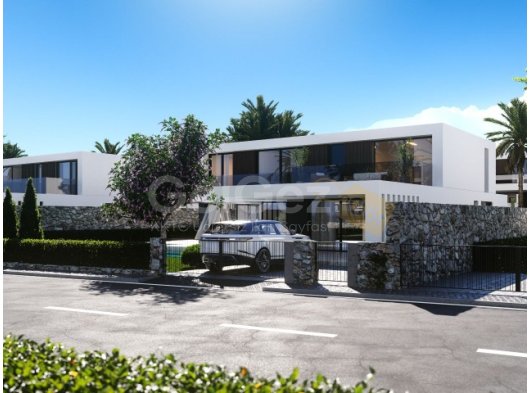Kıbrıs Girne Çatalköy Bölgesinde Denize Sıfır 960 m2 Arsa İçerisinde 5+1 Süper Lüks Türk Tapulu Villa
