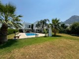 Kıbrıs Girne Amerikan Üniversitesi Çevre Yolu Üzerinde 915 M2 Arsa İçerisinde 4+1 Satılık Havuzlu Villa