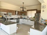 Kıbrıs Girne Amerikan Üniversitesi Çevre Yolu Üzerinde 915 M2 Arsa İçerisinde 4+1 Satılık Havuzlu Villa