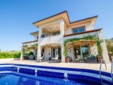 Kıbrıs Girne Alsancak Bölgesinde Satılık Lüks 6+1 Villa