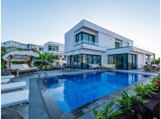 Girne Bellapais Bölgesinde 555 m2 Arsa İçerisinde Satılık Lüx Türk Malı Triplex Villa
