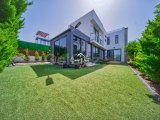 Girne Alsancak'da Çok Özel Konumda Satılık 3+2 Lüks Villa