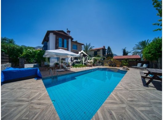 Kıbrıs Girne Çatalköy'de Satılık 4+1 Havuzlu Villa