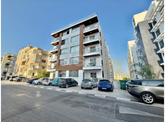 Girne Merkezde Geniş Alanlı 1+1 Satılık Daire