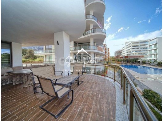 Girne Merkez'de Site İçinde Geniş Teraslı Geniş Tip 2+1 Satılık Daire