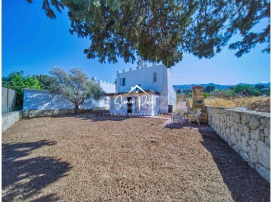 Girne Karşıyaka'da 700 m² Arsa İçinde Satılık 3+1 Villa