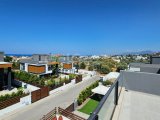 Girne Çatalköy Bölgesinde Özel Tasarımlı, Özel Havuzlu Satılık Lüks 3+1 Villa