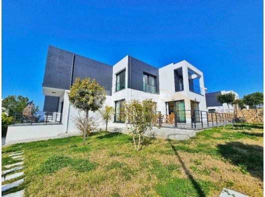 Kuzey Kıbrıs Girne Çatalköy Bölgesinde Satılık Eşyalı 3+1 Lüks Köşe Villa!