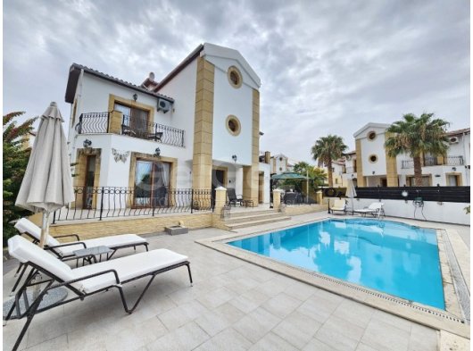 Kıbrıs Girne Esentepe'de Deniz ve Dağ Manzaralı Özel 3+1 Villa