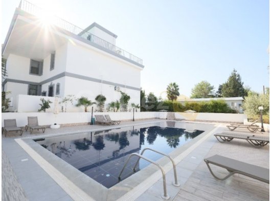 Girne'nin Merkezinde Ortak Havuzlu Bir Sitede Satılık Zemin Kat 3+1 Daire