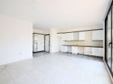 Girne'nin Merkezinde Ortak Havuzlu Bir Sitede Satılık Zemin Kat 3+1 Daire