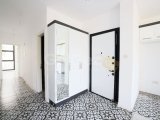 Girne'nin Merkezinde Ortak Havuzlu Bir Sitede Satılık Zemin Kat 3+1 Daire