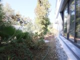 Girne'nin Merkezinde Ortak Havuzlu Bir Sitede Satılık Zemin Kat 3+1 Daire