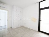 Girne'nin Merkezinde Ortak Havuzlu Bir Sitede Satılık Zemin Kat 3+1 Daire