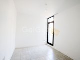 Girne'nin Merkezinde Ortak Havuzlu Bir Sitede Satılık Zemin Kat 3+1 Daire