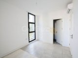 Girne'nin Merkezinde Ortak Havuzlu Bir Sitede Satılık Zemin Kat 3+1 Daire