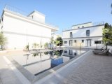 Girne'nin Merkezinde Ortak Havuzlu Bir Sitede Satılık Zemin Kat 3+1 Daire