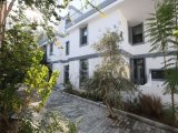 Girne'nin Merkezinde Ortak Havuzlu Bir Sitede Satılık Zemin Kat 3+1 Daire