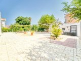 Girne Karaoğlanoğu'nda Satılık Muhteşem Bahçeli 3 Yatak Odalı Villa