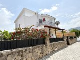 Kuzey Kıbrıs Girne Karaoğlanoğlu'nda Ana Caddeye ve Denize Yakın 3+1 Villa!