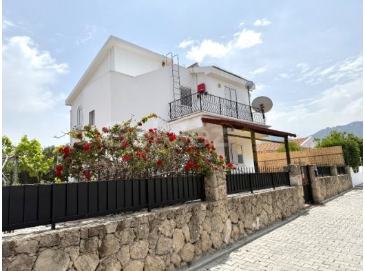 Kuzey Kıbrıs Girne Karaoğlanoğlu'nda Ana Caddeye ve Denize Yakın 3+1 Villa!
