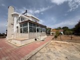 Kuzey Kıbrıs Girne Karaoğlanoğlu'nda Ana Caddeye ve Denize Yakın 3+1 Villa!