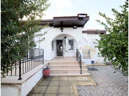 Satılık 650 m² Arsa Üzerinde Özel, Tek Katlı, Deniz ve Dağ Manzaralı, Havuzlu 3+1 Villa