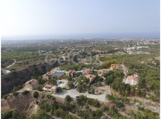 Girne Çatalköy'de Panaromik Dağ ve Deniz Manzaralı Satılık Tatil Köyü